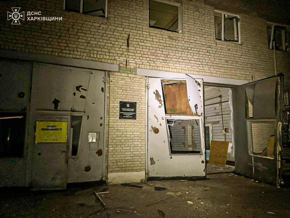 Оккупанты атаковали здание пожарно-спасательного подразделения в Харьковской области. Треть пожарного депо была разрушена из-за обстрела.