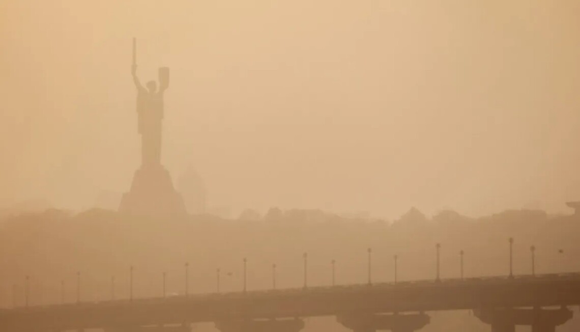 В Украину вместе с волной тепла принесло пыль из Сахары, сегодня она распространится на большинство областей.