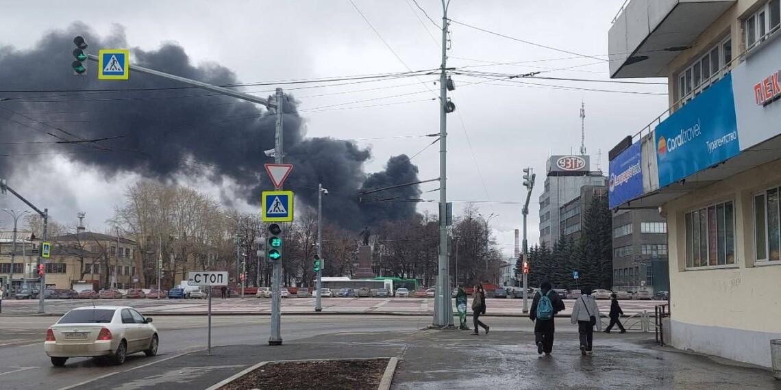 Серьезный пожар произошел на Уралмашзаводе в российском Екатеринбурге. Сообщает, что обрушилась кровля одного из цехов.