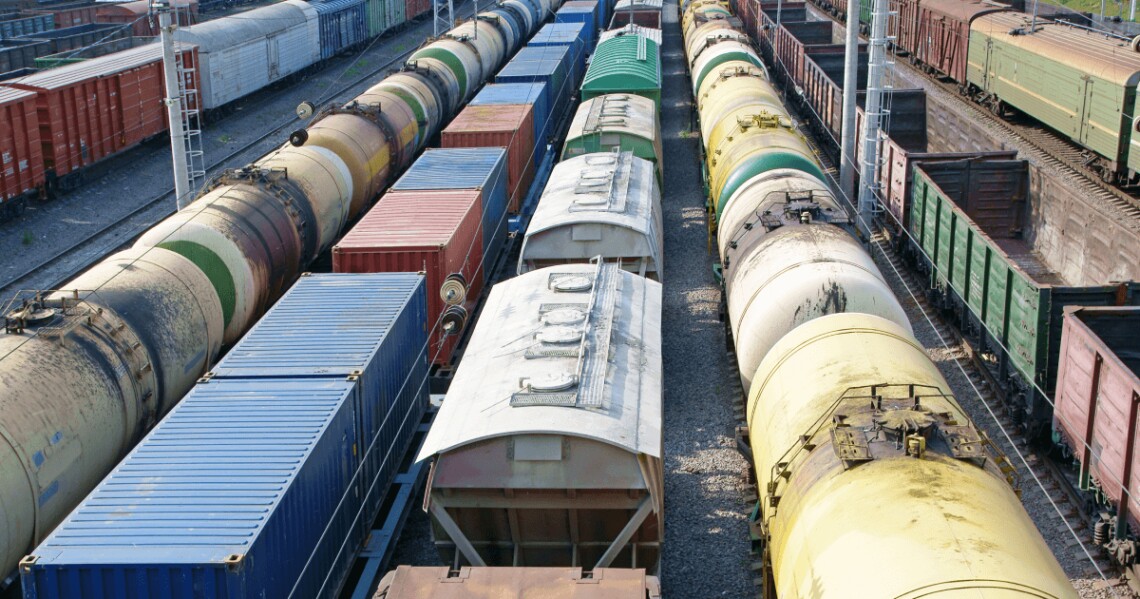 Укрзализныця в марте перевезла рекордные за время полномасштабной войны объёмы грузов – 16 млн тонн. Экспортные перевозки составили половину от этого количества.
