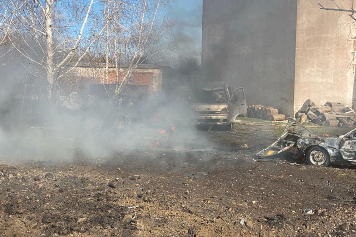 Войска рф нанесли ракетный удар по Краснопольской общине в Сумской области: повреждены 5 автомобилей, здания магазина и дома культуры.