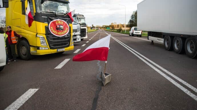 Поляки блокируют движение грузовиков в трёх пунктах пропуска, они пропускают по несколько грузовых транспортных средств в час или не пропускают вовсе.