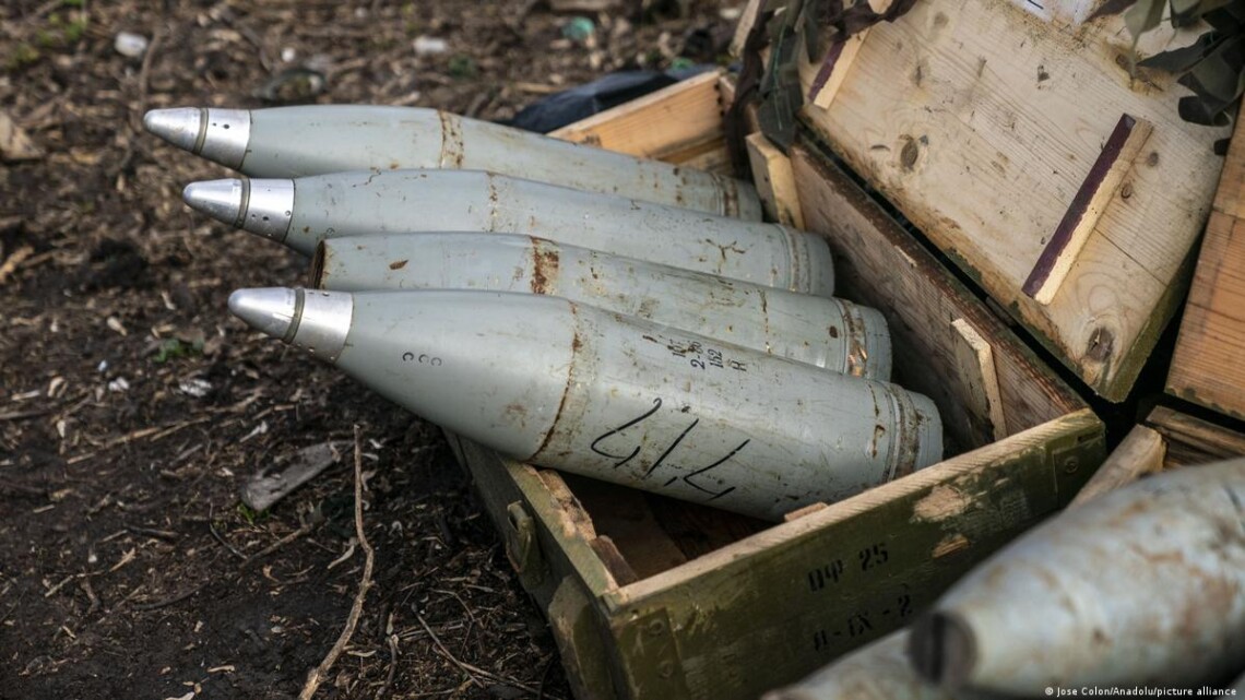 Россия опережает союзников Украины в гонке за боеприпасами. Сейчас российские войска выпускают в семь раз больше снарядов, чем ВСУ.