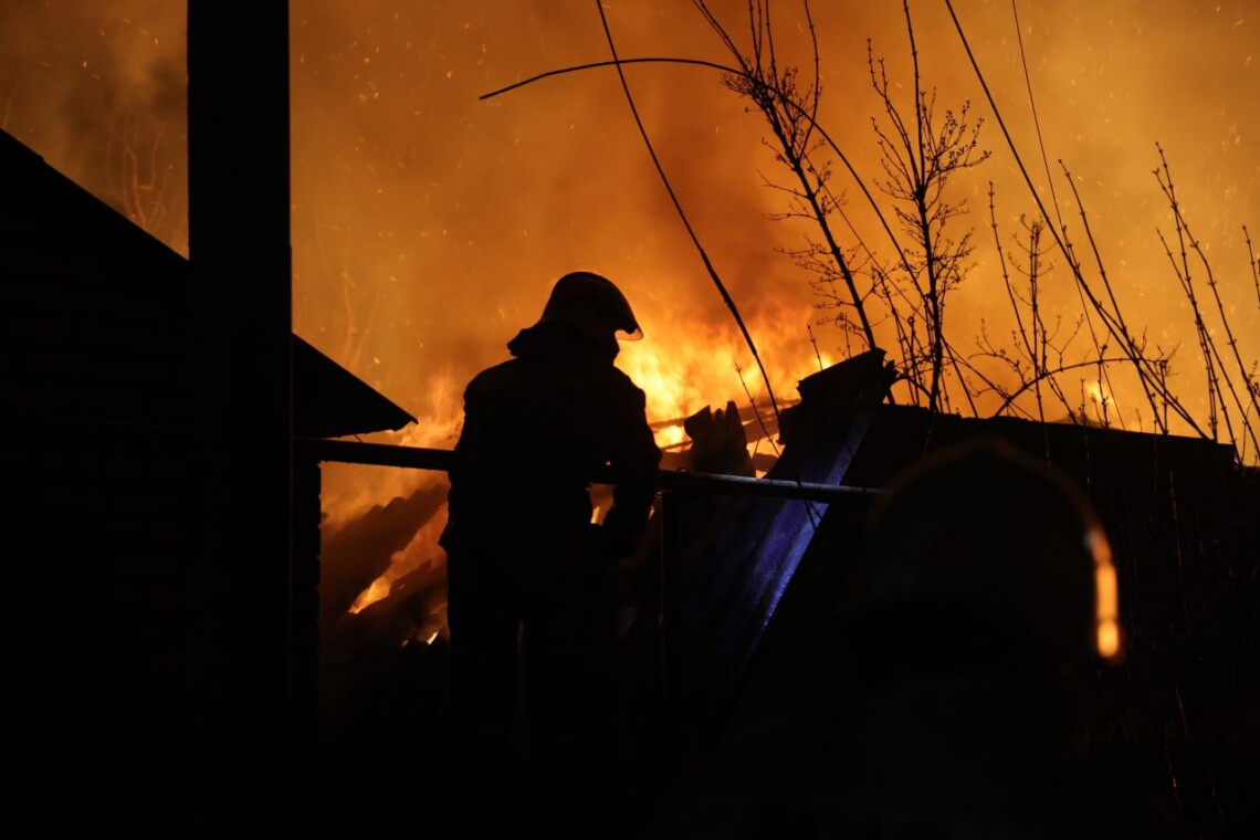 В российском Курске вечером 4 апреля были слышны взрывы. Город атаковали беспилотники, в результате чего вспыхнуло несколько пожаров.