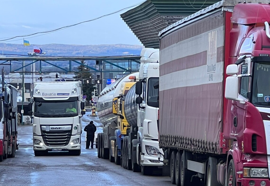 Польская сторона частично возобновила пропускные операции на КПП Гребенное-Рава-Русская. Фермеры будут пропускать по 15 пустых грузовиков.