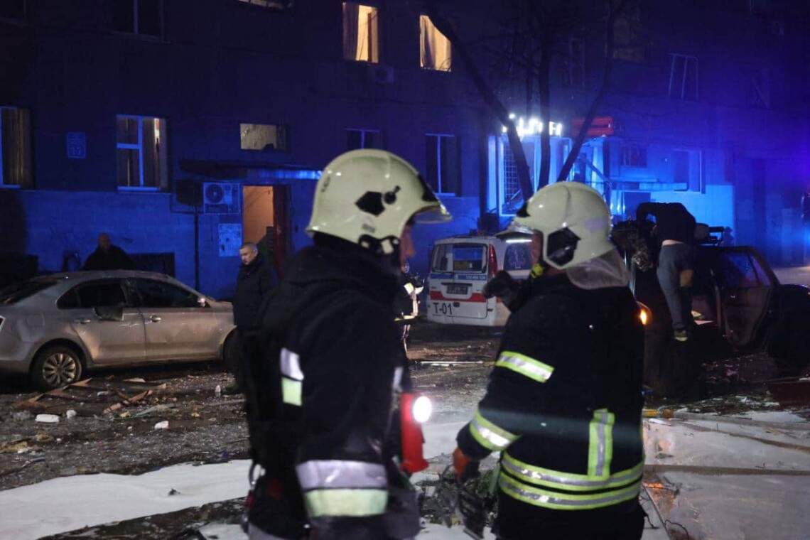 Ночью 6 апреля россияне снова атаковали Харьков. В городе есть попадания, два человека погибли. Кроме того, семь человек получили ранения.
