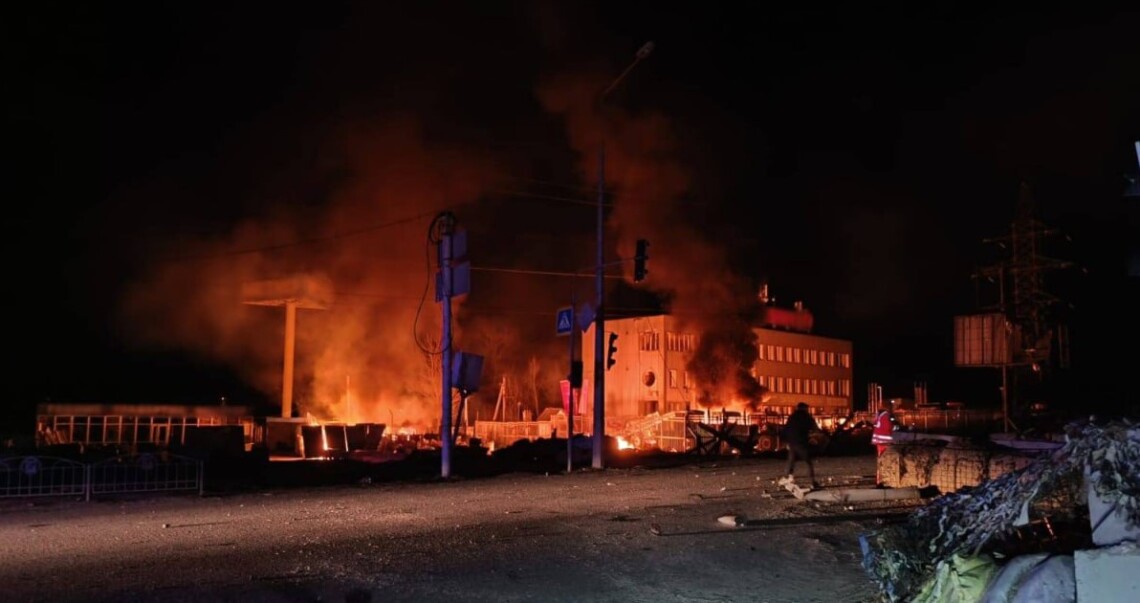 Ночью 6 апреля россияне снова ударили по Харькову беспилотниками. В результате атаки погибли шесть человек, по меньшей мере 10 получили ранения.