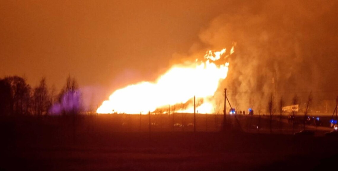 В ночь на 6 апреля в районе н.п. Азов (Ростовская обл.) взорвали трубопровод, по которому осуществлялась перекачка нефтепродуктов из местной нефтебазы в танкеры.