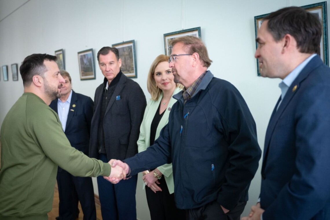 Президент Украины Владимир Зеленский встретился в Черниговской области с делегацией Конгресса США. Стороны обсудили ситуацию на фронте и потребности украинской армии.