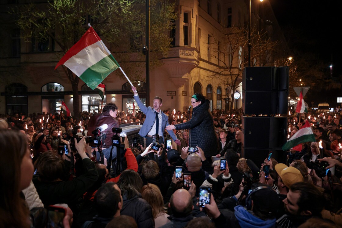 В центре Будапешта 6 апреля десятки тысяч человек вышли на акцию протеста против правительства премьер-министра Венгрии Виктора Орбана.