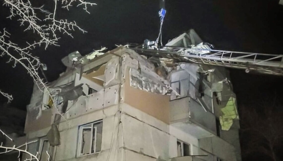 Ночью в воскресенье, 7 апреля, войска рф сбросили управляемую авиабомбу на жилой район Купянска Харьковской области. В результате атаки погибла женщина.