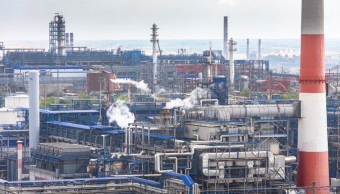 В российском Орске после повторного прорыва плотины на реке Урал приостановили работу нефтеперерабатывающего завода Орскнефтеоргсинтез.