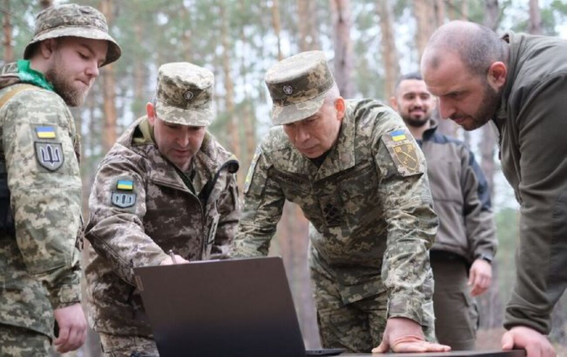 Главнокомандующий ВСУ Александр Сырский и министр обороны Рустем Умеров проверили новое оружие от украинских производителей.