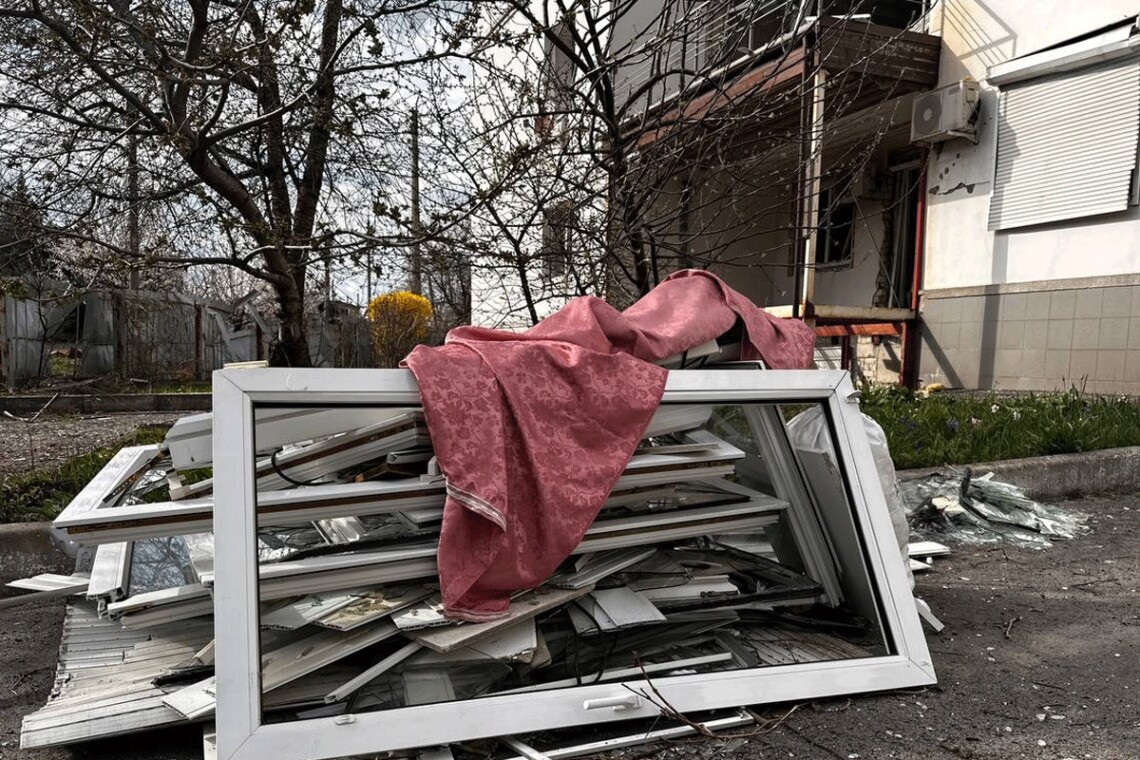 В Харькове в результате вражеских обстрелов модернизированными боеприпасами УМПБ пострадали пять мирных жителей.
