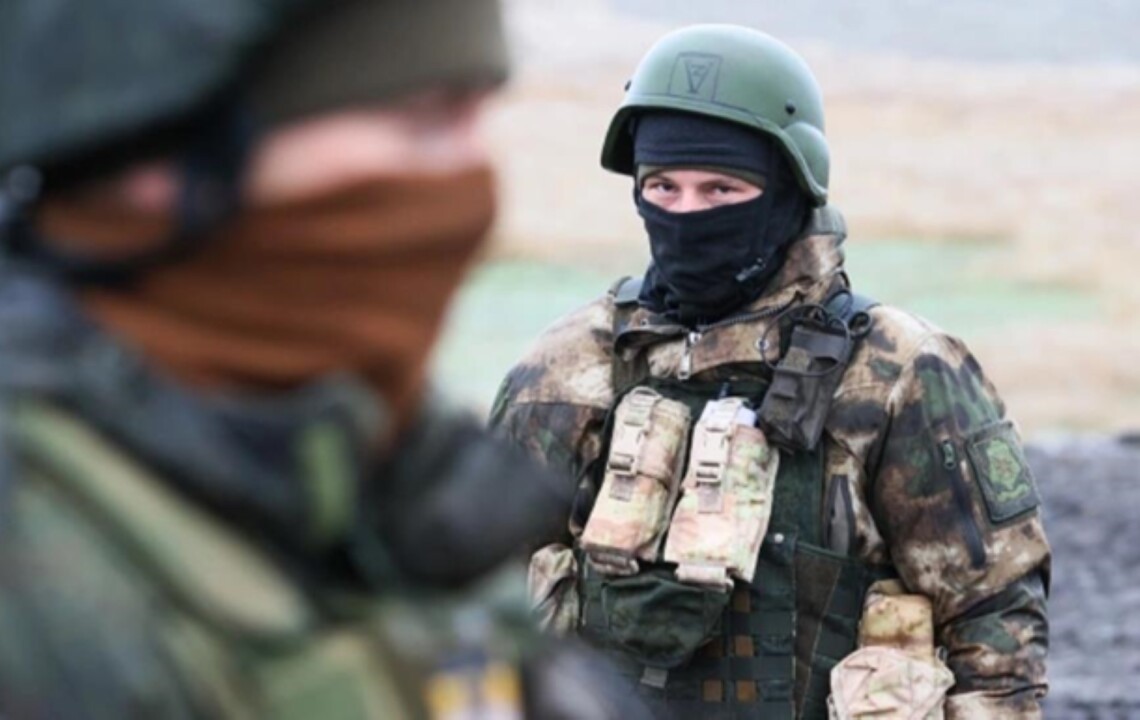 Российские захватчики расстреляли безоружных украинских военнопленных в Крынках Херсонской области.