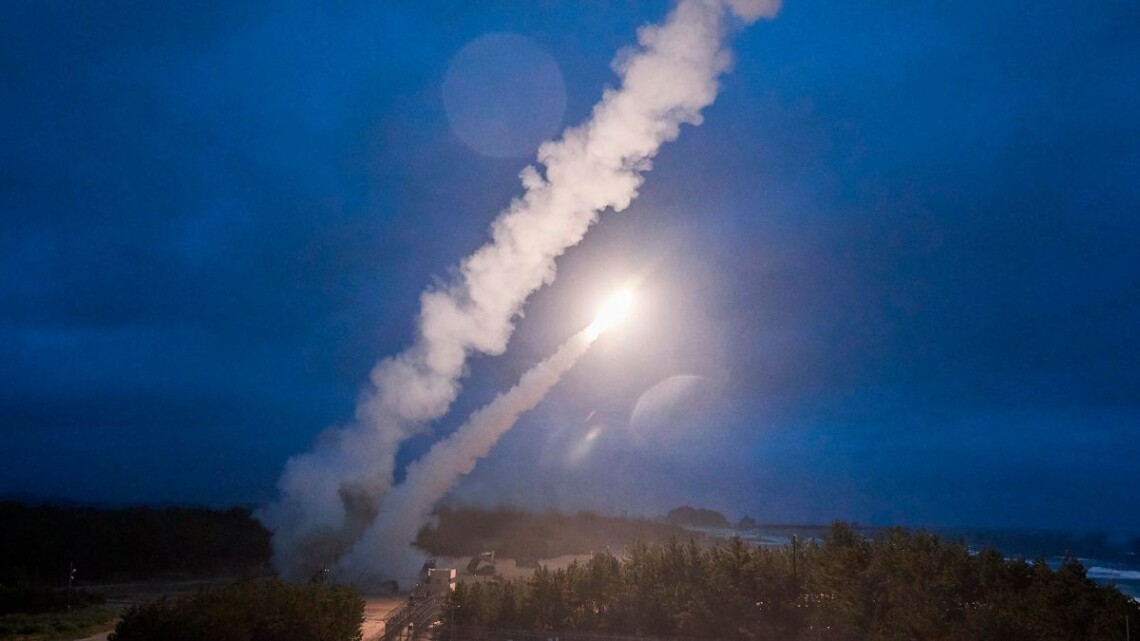 Российские военные вечером 7 апреля атаковали Кривой Рог, раздались взрывы. Силы ПВО сбили вражескую управляемую авиационную ракету.