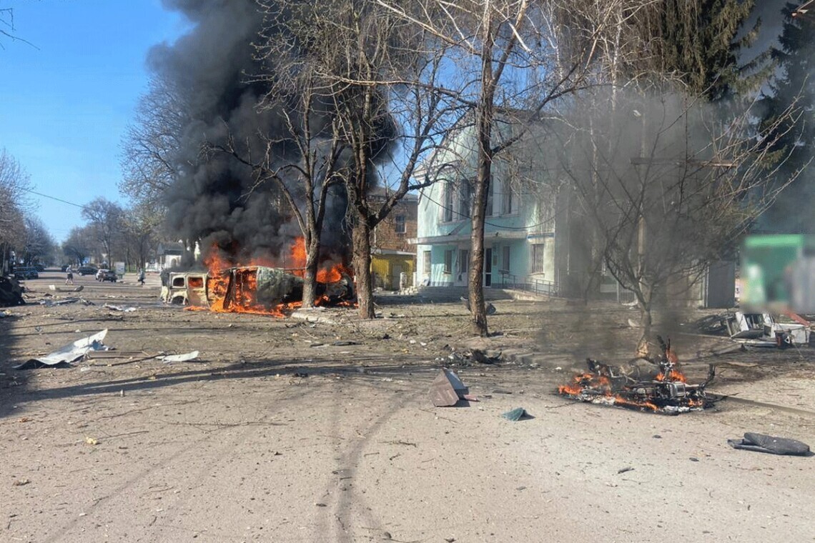 Известно, что в результате авиаудара погиб 1 человек, ранены 3 жителя общины. В результате российской атаки разрушений получил городской совет Белополья.