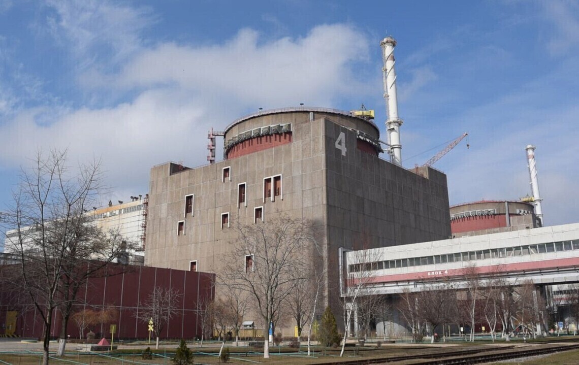 Эксперты МАГАТЭ зафиксировали очередной удар беспилотника по оккупированной рф Запорожской атомной электростанции.