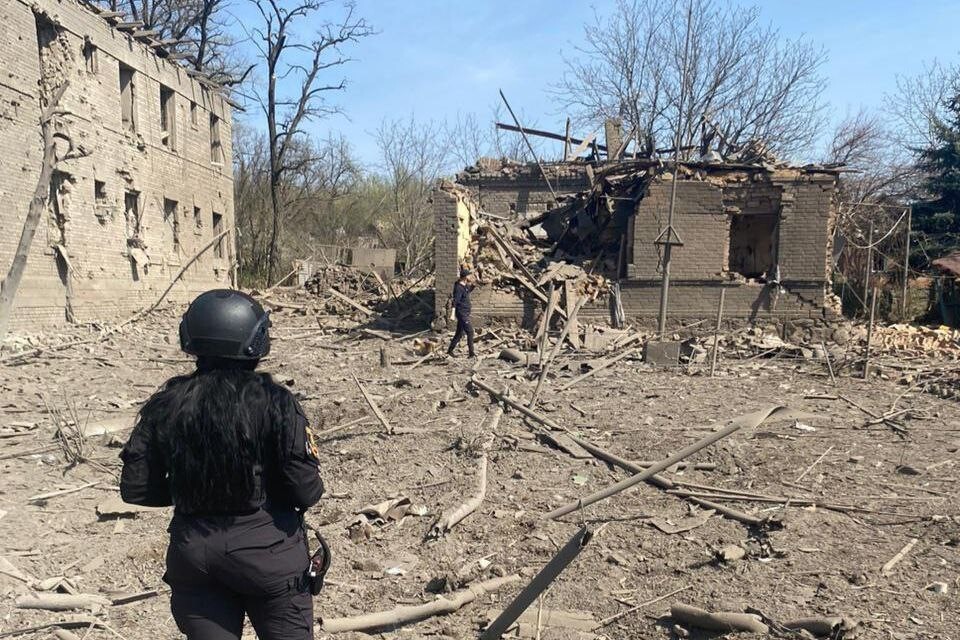 Оккупационная армия рф нанесла авиаудар по городу Константиновка Донецкой области. В результате вражеской атаки есть погибший.