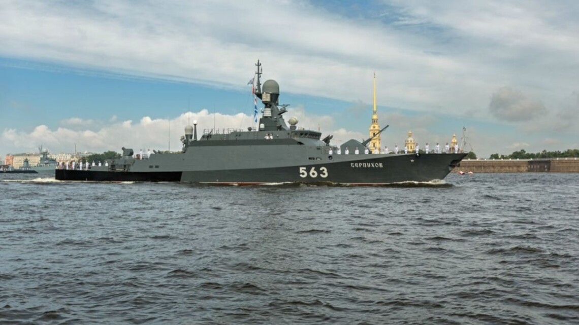 Малый ракетный корабль российского флота Серпухов скорее всего, вышел из строя после пожара. Россиянам будет сложно восстановить его, сообщили в ВМС.