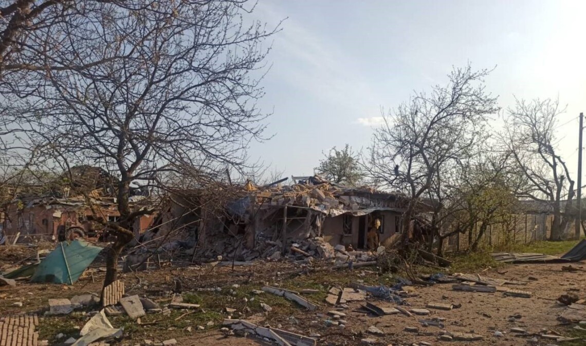 Российские военные ударили по селу Великие Проходы Харьковского района. В результате атаки пострадали четверо мирных граждан.