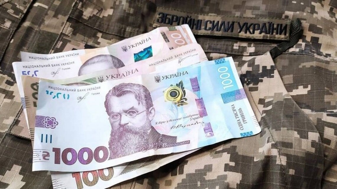 Кабмин принял постановление о выплате дополнительных 70 тысяч гривен военным, которые выполняют задачи на передовой.