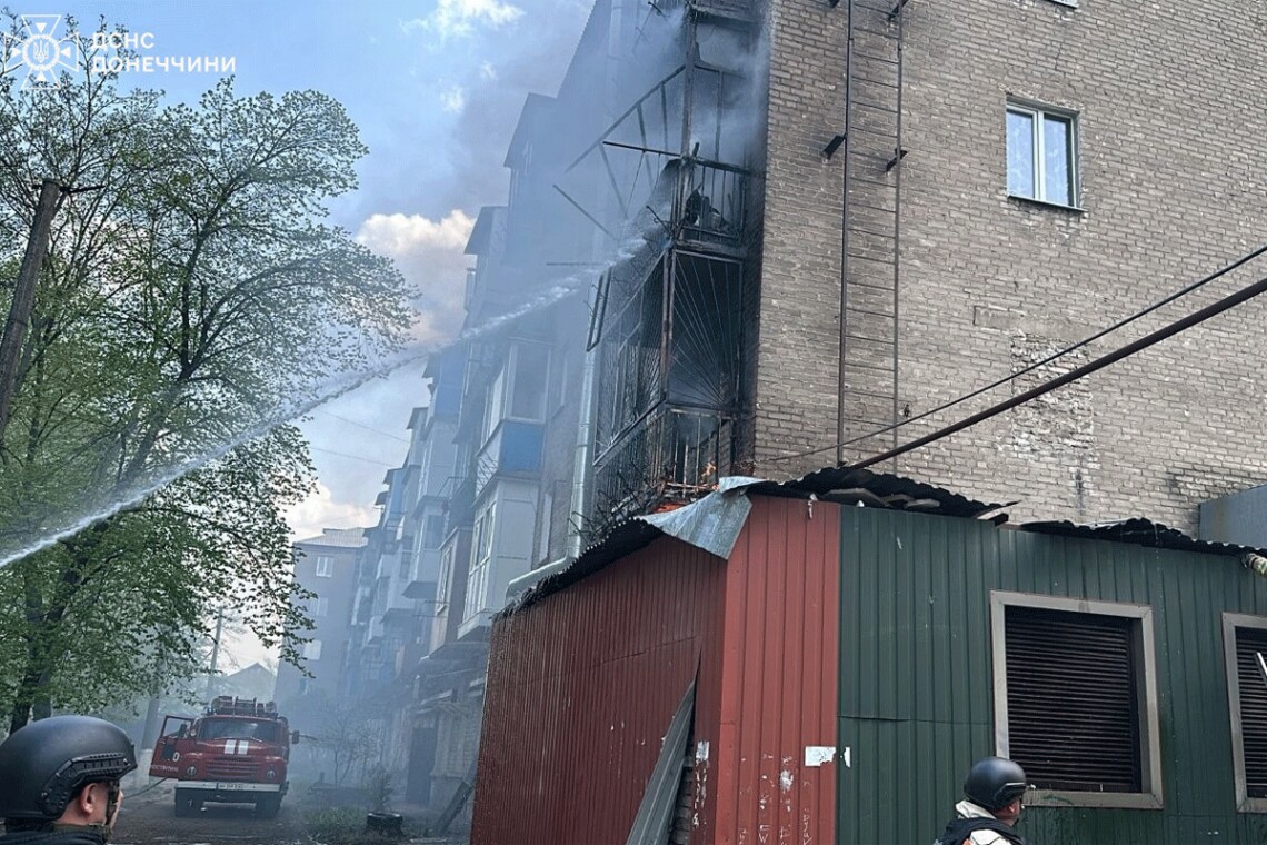Войска рф ударили ракетой по пятиэтажке в Константиновке на Донетчине. Известно о трёх раненых.