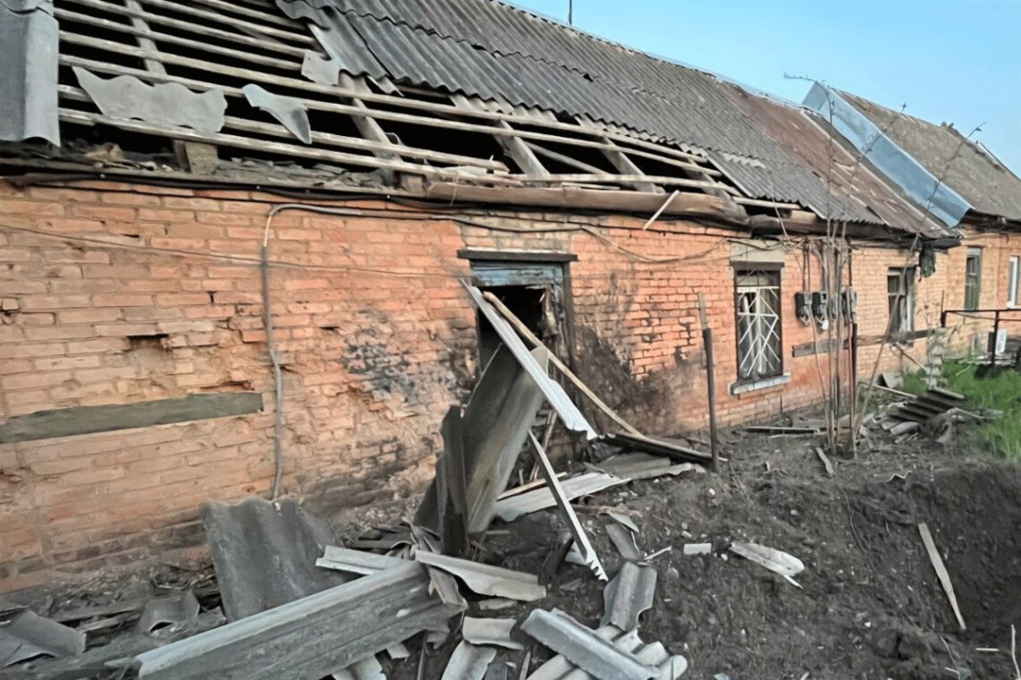 В Криворожском районе силы ПВО сбили вражескую ракету, от обломков пострадала местная жительница.