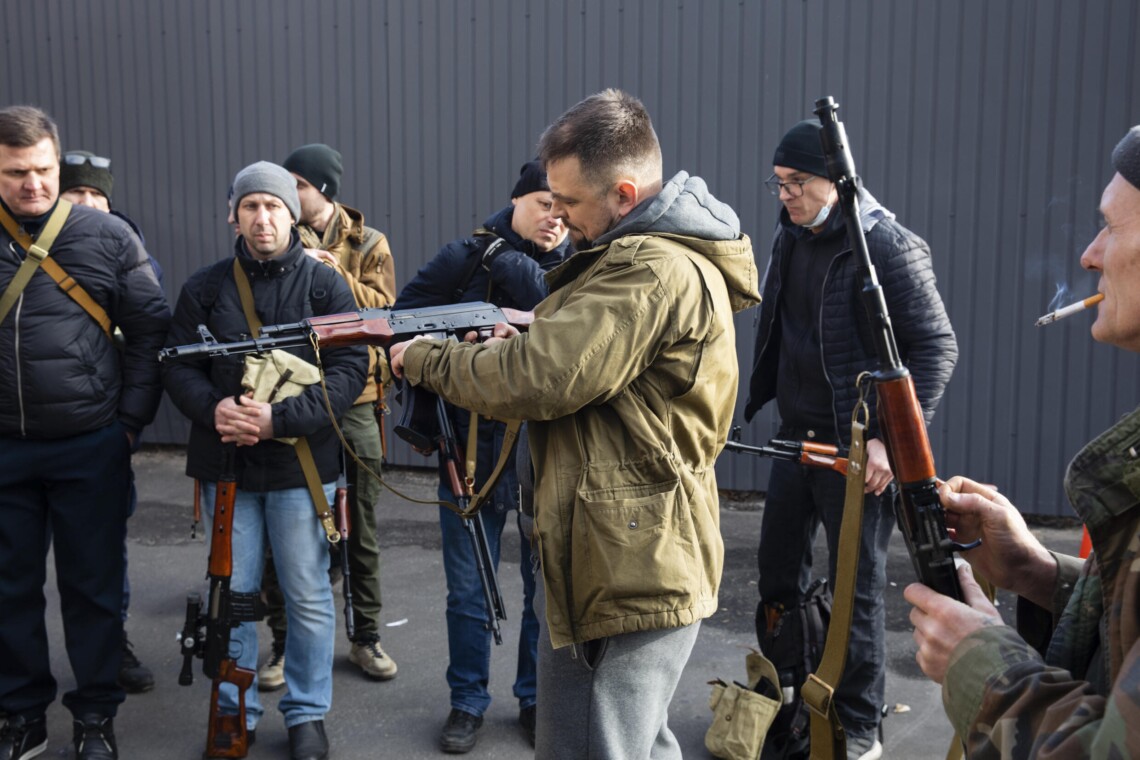 У украинцев есть на руках до 5 миллионов единиц оружия, а также боеприпасы. Подавляющее количество оружия, которое выдано гражданам Украины, учтено. Но есть и трофейное.