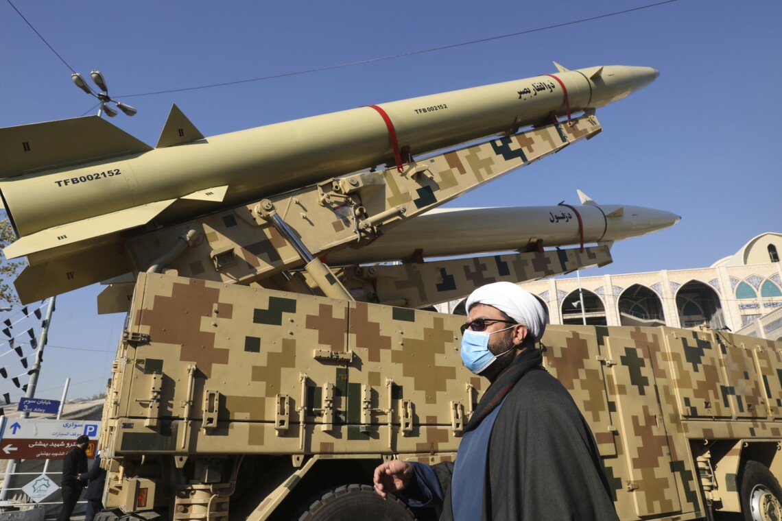 Разведка США зафиксировала, как Иран перемещает внутри страны военную технику, включая беспилотники и крылатые ракеты.