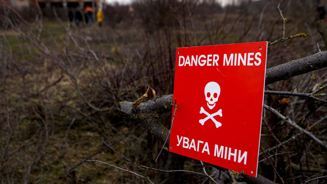 В Бериславской районе Херсонской области на мине подорвался тракторист, который проводил полевые работы.