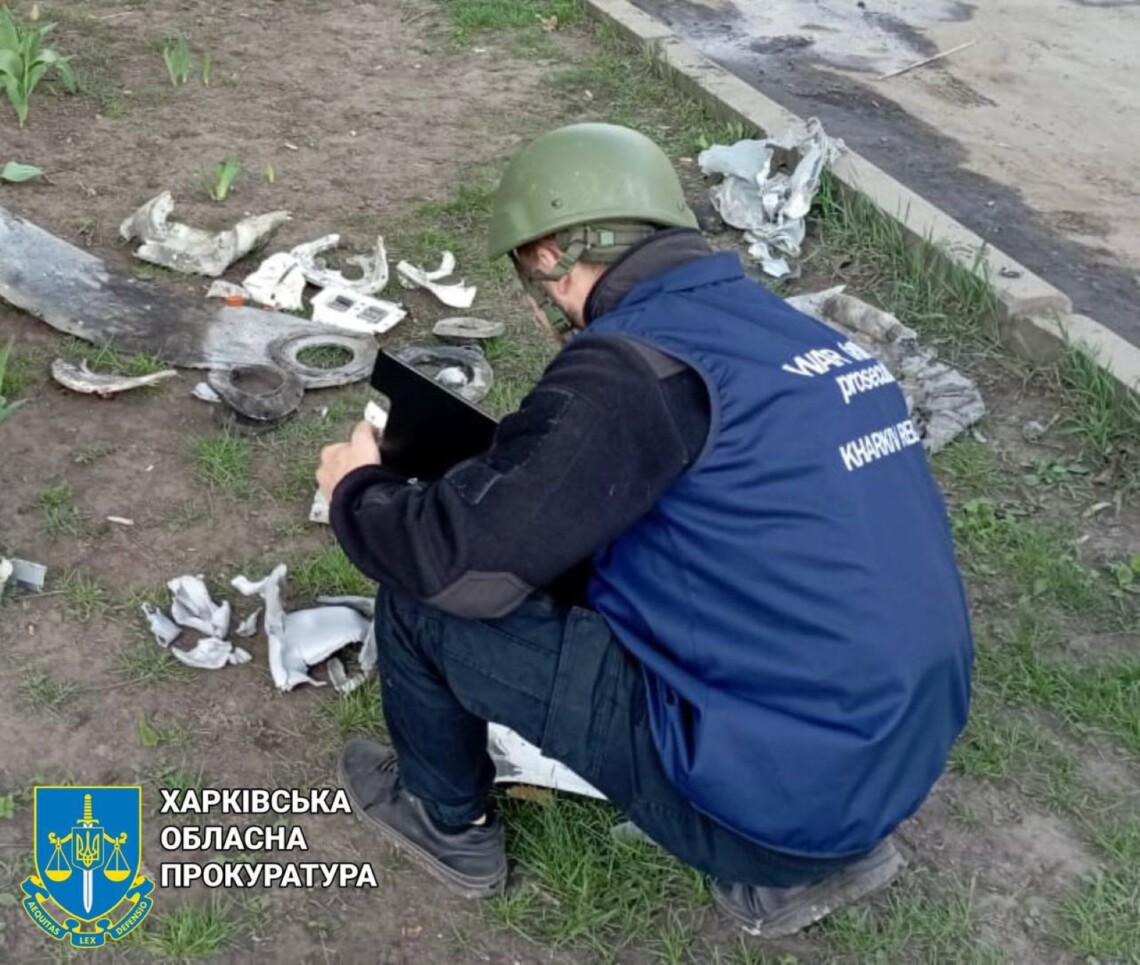 Российские войска атаковали несколько деревень в Харьковской области. В результате одного из обстрелов враг сбросил боеприпас с беспилотника, ранение получил водитель бригады экстренной медицинской помощи.