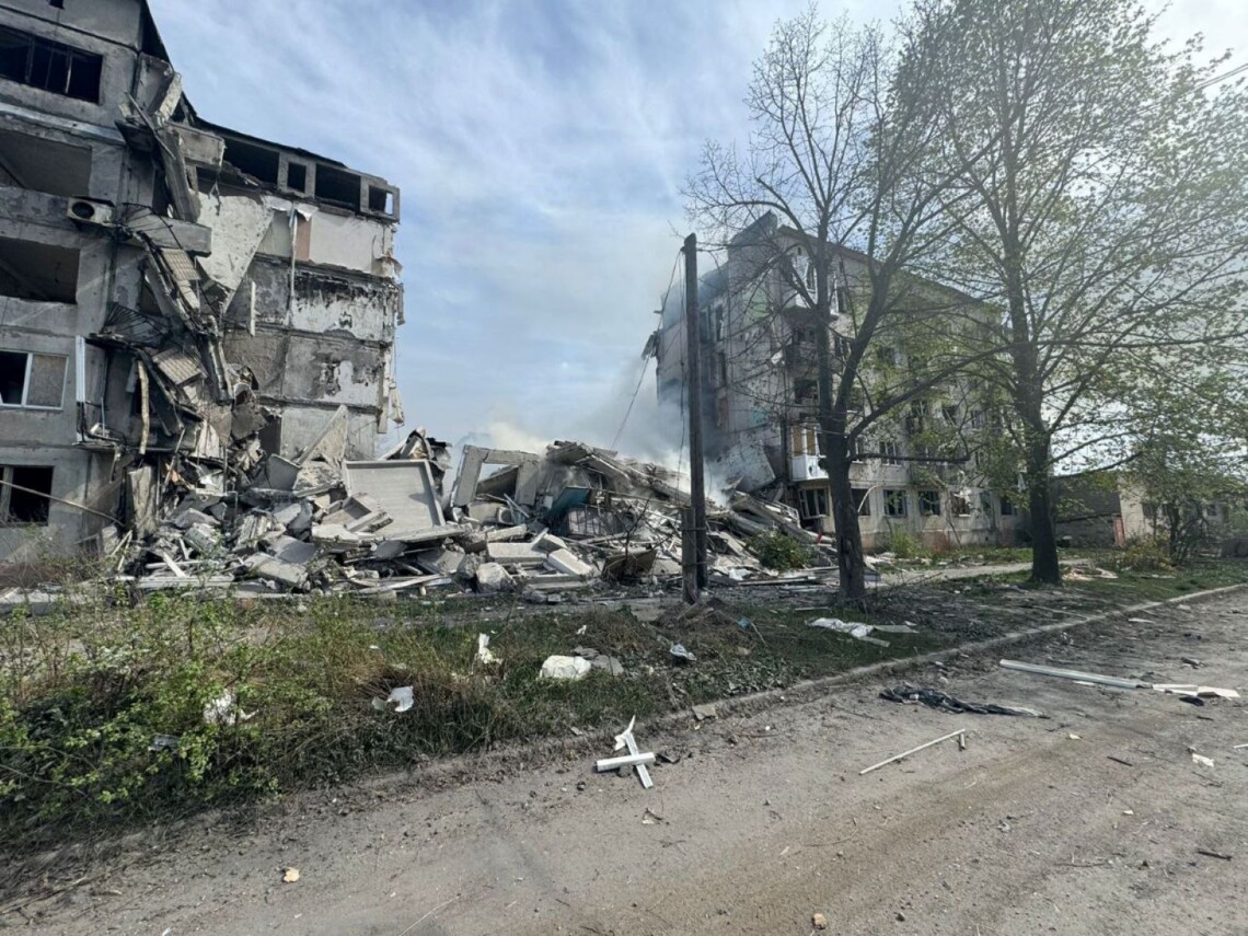 В субботу, 13 апреля, центр Донецкой области оказался под мощным обстрелом армии россии. В результате атаки есть погибшие и раненые.