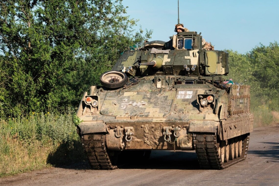 Украинские военные успешно уничтожают врага с помощью боевой машины пехоты Bradley. ВСУ показали видео ликвидации оккупантов под Авдеевкой.