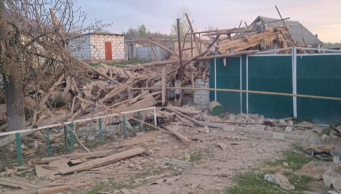 Вчера вечером, 13 апреля, армия россии нанесла удары по селу Весёлое Липецкой общины Харьковской области. В результате атаки два человека погибли.