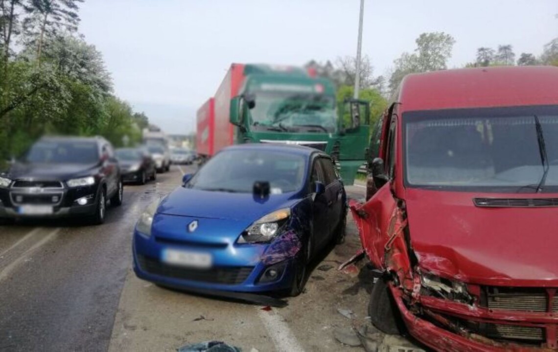 В воскресенье, 14 апреля, в окрестностях Киева произошла авария с участием шести машин. Пять человек получили травмы при столкновении.
