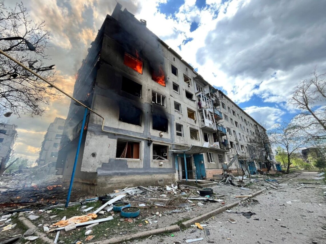 В воскресенье, 14 апреля, российская армия атаковала Очеретино Донецкой области. Враг сбросил авиабомбу на 5-этажку. Среди людей есть жертвы и пострадавшие.