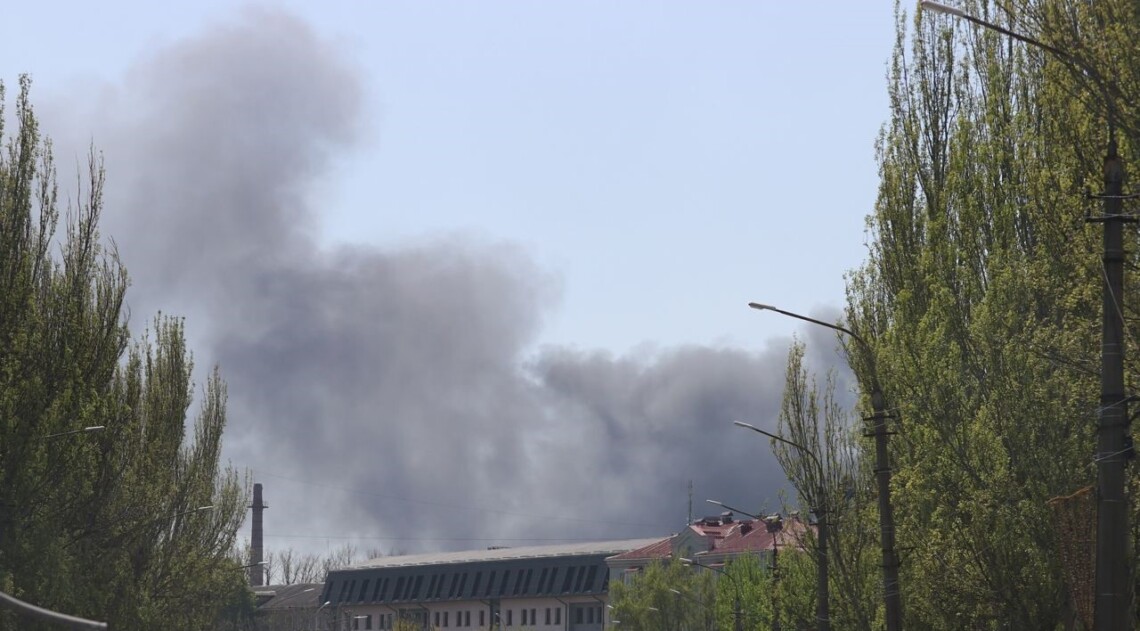 В результате удара по Луганскому машиностроительному заводу серьёзно пострадало минимум одно здание предприятия. Там ремонтировали российскую военную технику.