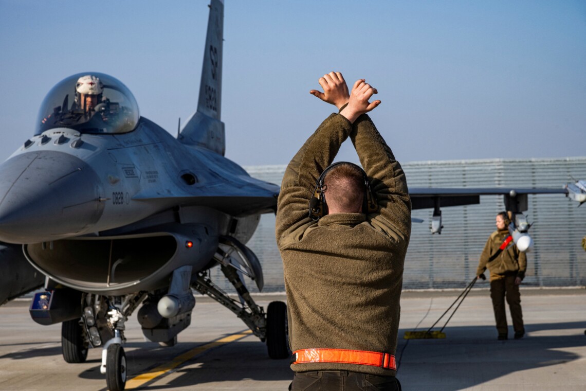 Истребители F-16 от Норвегии будут оснащены новейшим вооружением, которое позволит Украине бить по вражеским целям за линией фронта.