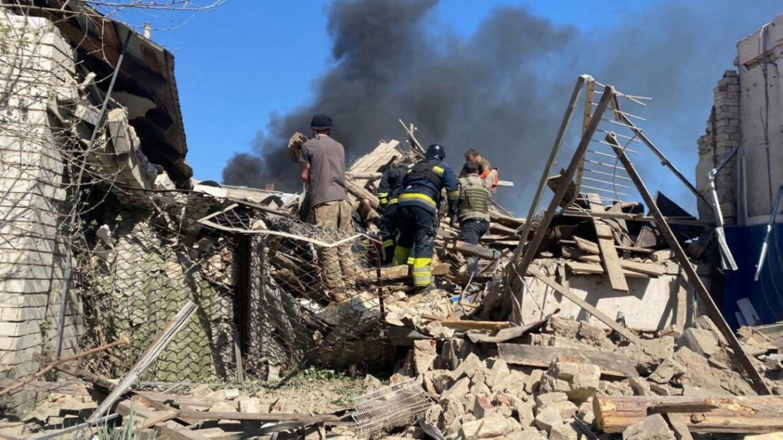 Российская армия в понедельник нанесла удар по селу Лукьянцы Харьковского района. Известно о двух погибших и трёх пострадавших.