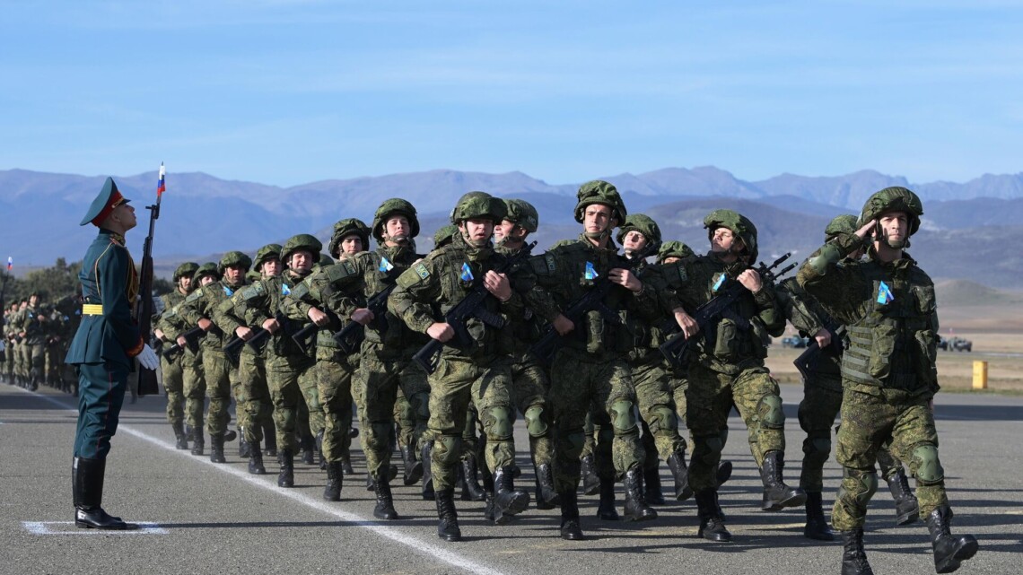 Россия начала выводить миротворческий контингент с территории Нагорного Карабаха, который Азербайджан вернул под свой контроль.