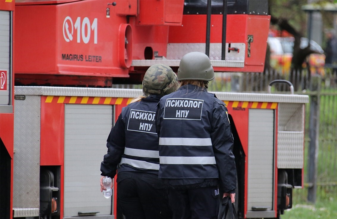 В Чернигове продолжается поисково-спасательная операция на месте ракетного удара рф. В данный момент шесть человек считаются без вести пропавшими.