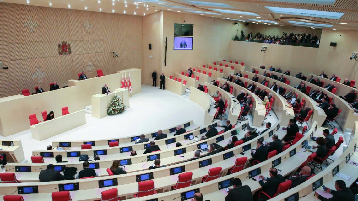 Парламент Грузии в среду, 17 апреля, поддержал в первом чтении спорный законопроект о иноагентах. За принятие документа проголосовали 83 депутата.