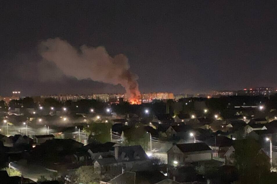 Вечером 17 апреля в российском Воронеже раздались взрывы и вспыхнул пожар, сообщается об атаке БПЛА.