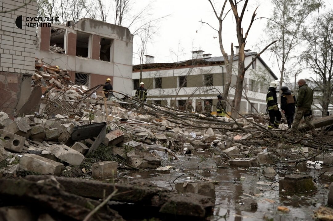 В Чернигове завершили поисково-спасательную операцию на месте ракетного удара. Итоговое количество жертв – 18 погибших и 78 раненых.