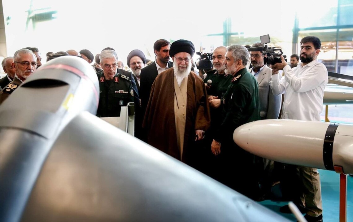 Правительства США и Великобритании наложили новые санкции против Ирана в ответ на комбинированную воздушную атаку Тегерана на Израиль.