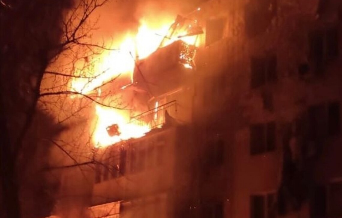 В результате ракетной атаки россиян 19 апреля в Днепре горит пятиэтажка. Она частично разрушена. Пострадали не менее девяти человек.