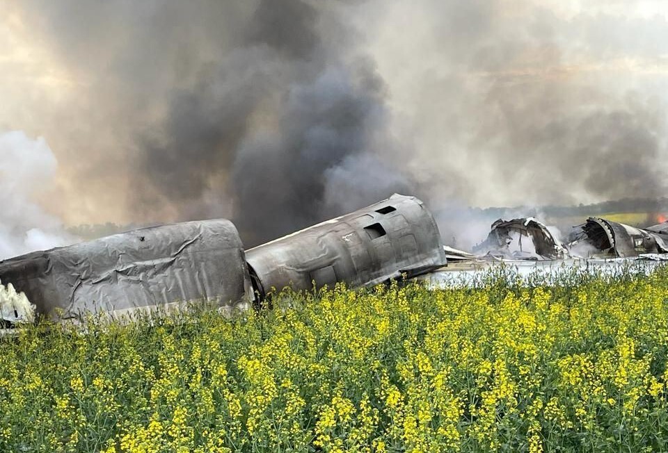 В россии упал военный самолёт, летчики смогли катапультироваться. По неподтвержденным данным, крушение потерпел стратегический бомбардировщик Ту-22м3.