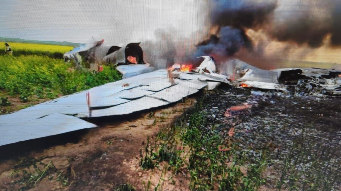 Российский бомбардировщик Ту-22М3 сбили из модифицированной версии ЗРК С-200. Один из членов экипажа погиб, ещё одного ищут.