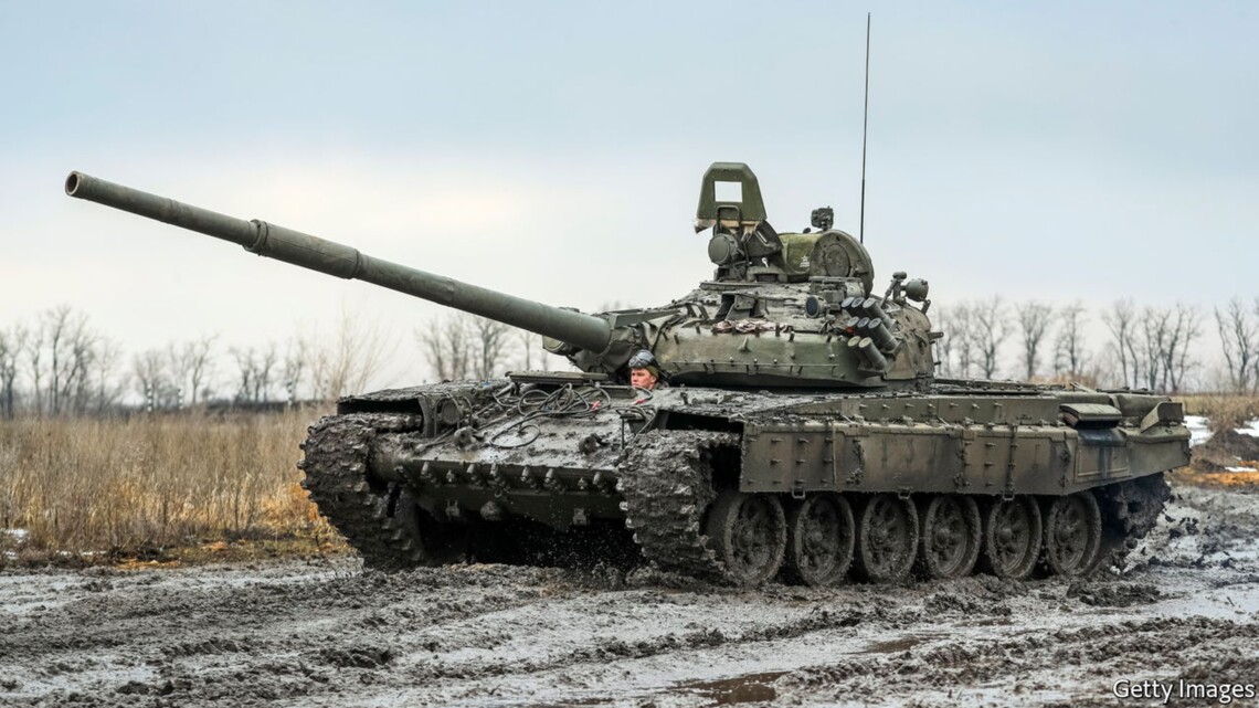 Россия нарастила производство вооружения и сможет поддерживать наступление в Украине по крайней мере ещё два года, считают аналитики.